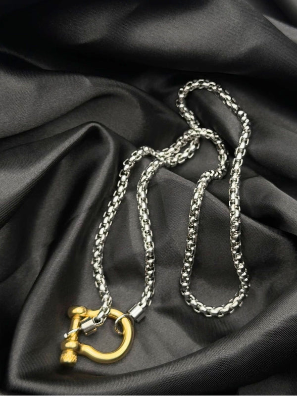 dual-tone clasp necklacegold and silver necklaceindustrial clasp pendant necklacebold fashion necklaceedgy silver and gold jewelrymixed metal necklace for womenunique clasp jewelrymodern statement necklacewomen’s dual-tone chain necklacetrendy gold and silver necklace