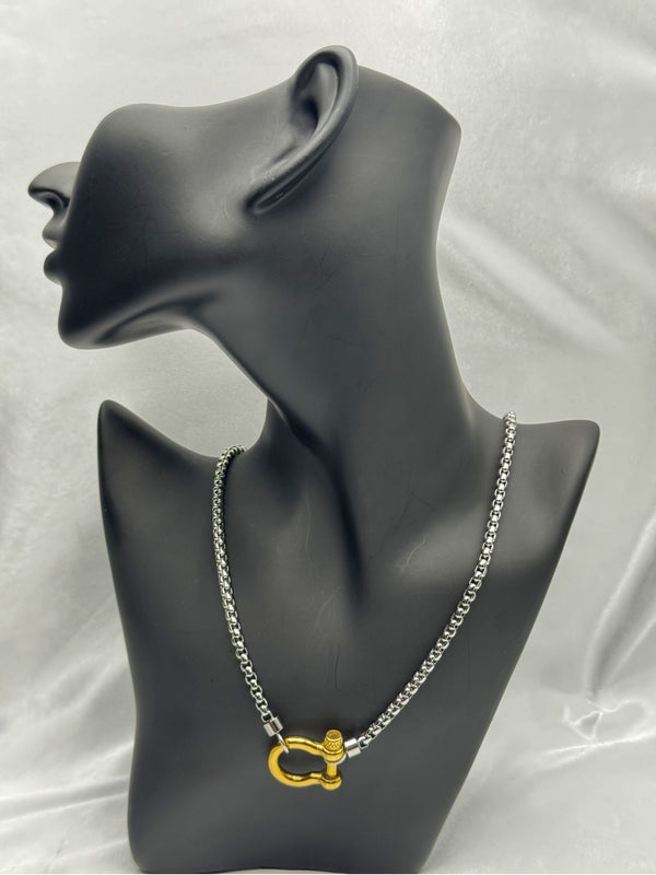 dual-tone clasp necklacegold and silver necklaceindustrial clasp pendant necklacebold fashion necklaceedgy silver and gold jewelrymixed metal necklace for womenunique clasp jewelrymodern statement necklacewomen’s dual-tone chain necklacetrendy gold and silver necklace