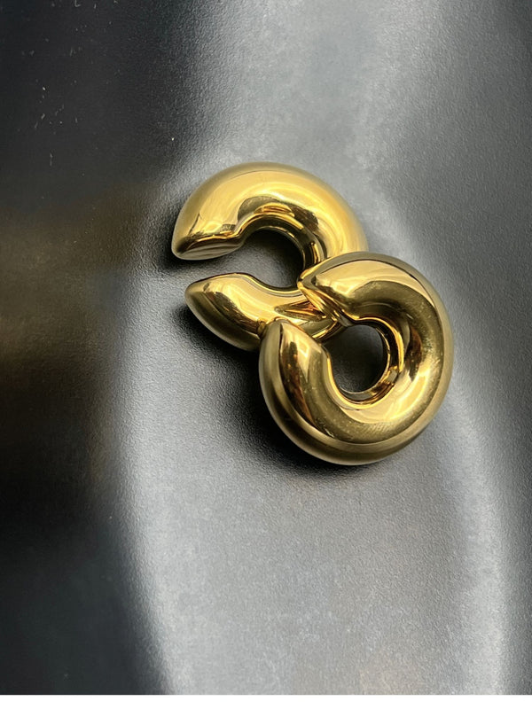 Gold ear cuffBold curved ear cuffModern ear jewelryMinimalist ear cuffStatement ear cuff goldNon-pierced ear cuffSculptural ear accessoryFashionable gold ear cuff