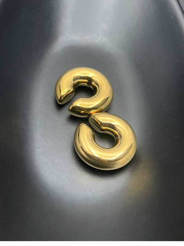 Gold ear cuffBold curved ear cuffModern ear jewelryMinimalist ear cuffStatement ear cuff goldNon-pierced ear cuffSculptural ear accessoryFashionable gold ear cuff