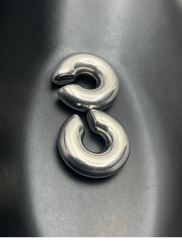 silver ear cuffBold curved ear cuffModern ear jewelryMinimalist ear cuffStatement ear cuff silverNon-pierced ear cuffSculptural ear accessoryFashionable silver ear cuff