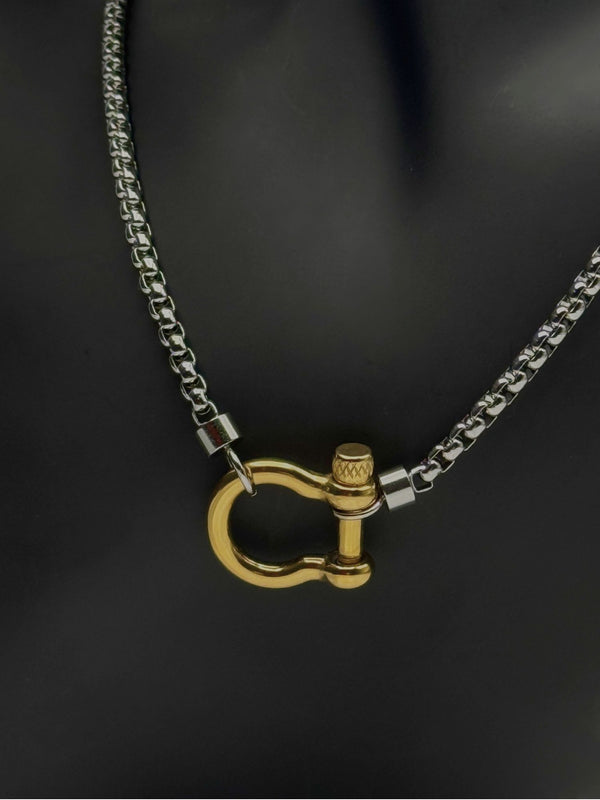 dual-tone clasp necklacegold and silver necklaceindustrial clasp pendant necklacebold fashion necklaceedgy silver and gold jewelrymixed metal necklace for womenunique clasp jewelrymodern statement necklacewomen’s dual-tone chain necklacetrendy gold and silver necklace