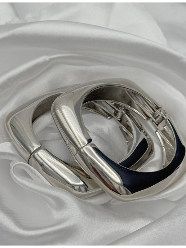 silver bangle bracelet, Infinite Love bangle, structured silver jewelry, glossy gold bracelet, unique shape gold bangle, statement silver bracelet, luxury silverjewelry, statement jewelry