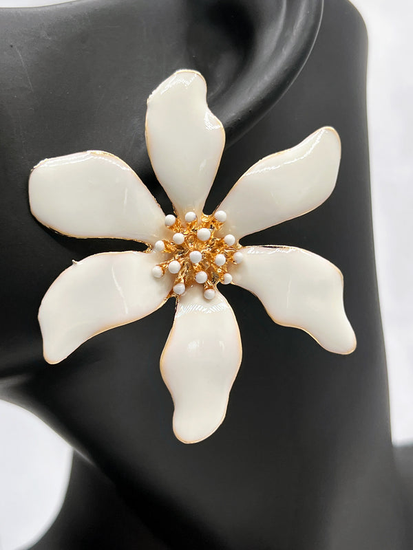 ivory flower earrings, blossom earrings, floral stud earrings, white petal earrings, nature-inspired jewelry, wedding statement earrings, elegant floral jewelry