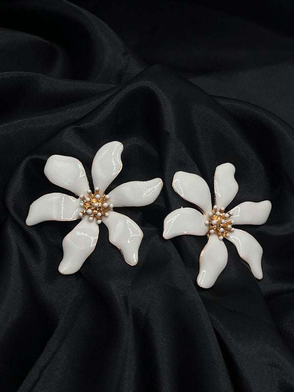 ivory flower earrings, blossom earrings, floral stud earrings, white petal earrings, nature-inspired jewelry, wedding statement earrings, elegant floral jewelry