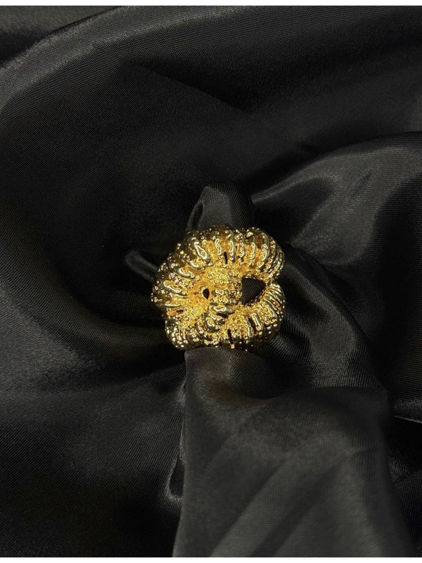 textured gold twist ring. Its intricate design features a twisted, rope-like structure with detailed texture, giving it a unique and eye-catching look. This ring is perfect for those who love chunky, statement jewelry and want to add a touch of luxury to their collection. Ideal for elevating any outfit, whether casual or formal.Gold twist ringTextured gold ringChunky statement ringUnique fashion jewelryBold gold ringLuxury fashion accessoriesTwisted gold ring designStatement ring