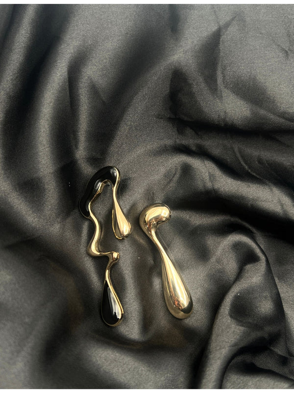black and gold abstract earrings, modern statement jewelry, artistic drop earrings, wavy silhouette earrings, unique fashion jewelry