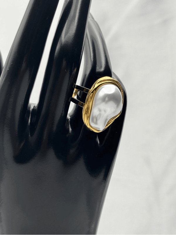 Gold pearl statement ringIrregular pearl ring designModern baroque pearl jewelryGen Z trendy pearl ringOrganic pearl centerpiece ringGold-plated fashion ringStatement pearl ring for womenUnique pearl drip ringMinimalist bold ringContemporary gold pearl accessory