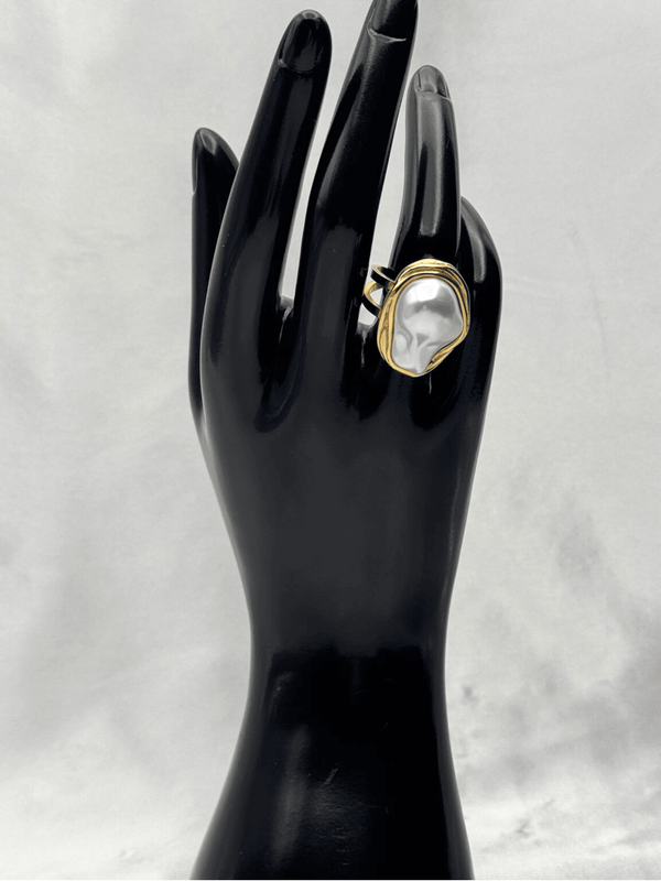 Gold pearl statement ringIrregular pearl ring designModern baroque pearl jewelrytrendy pearl ringOrganic pearl centerpiece ringGold-plated fashion ringStatement pearl ring for womenUnique pearl drip ringMinimalist bold ringContemporary gold pearl accessory