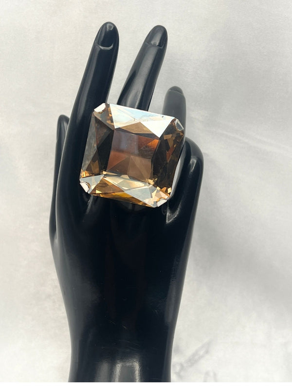 Square-Cut Rhinestone Statement Ringfaceted rhinestone set in a sleek minimalist band.Clear-cut, geometric design.square rhinestone statement ringlarge rhinestone ringbold fashion jewelryglamorous statement ringelegant square-cut ringsparkling rhinestone ringminimalist statement ringtrendy rhinestone jewelrywomen’s evening jewelryluxury fashion accessories