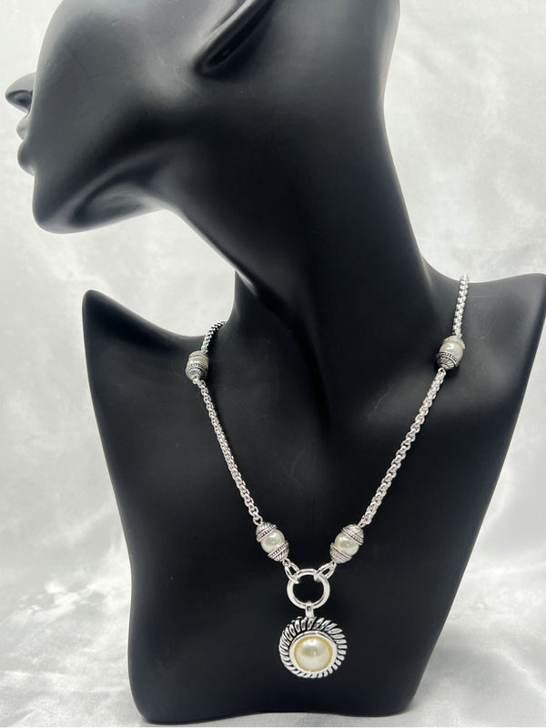 silver-tone pearl pendant necklaceelegant pearl necklace for womentextured frame pearl necklacetimeless silver-tone jewelrywomen’s pearl statement necklaceclassic pearl and silver necklacesophisticated pearl jewelryformal pearl pendant necklacetrendy silver-tone pearl necklacechic women’s fashion jewelry